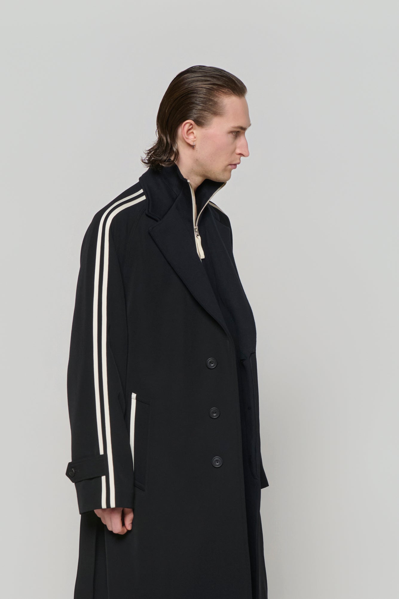 SINGLE-BREASTED RAGLAN OVERCOAT in wool gabardine with knitted collar
