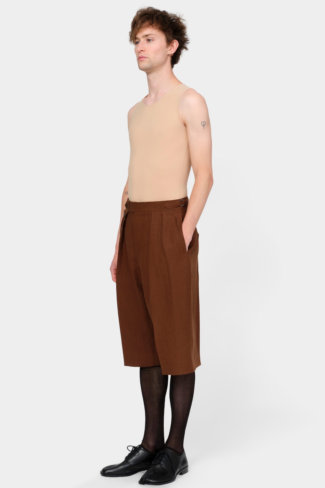 DOUBLE-PLEATED SHORTS in Irish brown linen
