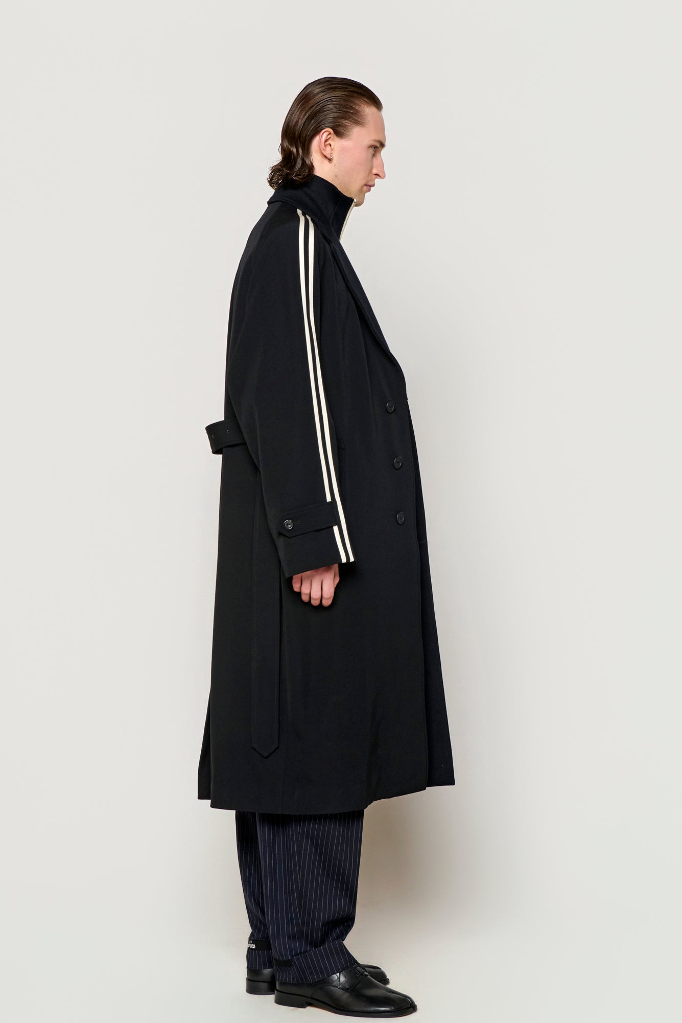 SINGLE-BREASTED RAGLAN OVERCOAT in wool gabardine with knitted collar