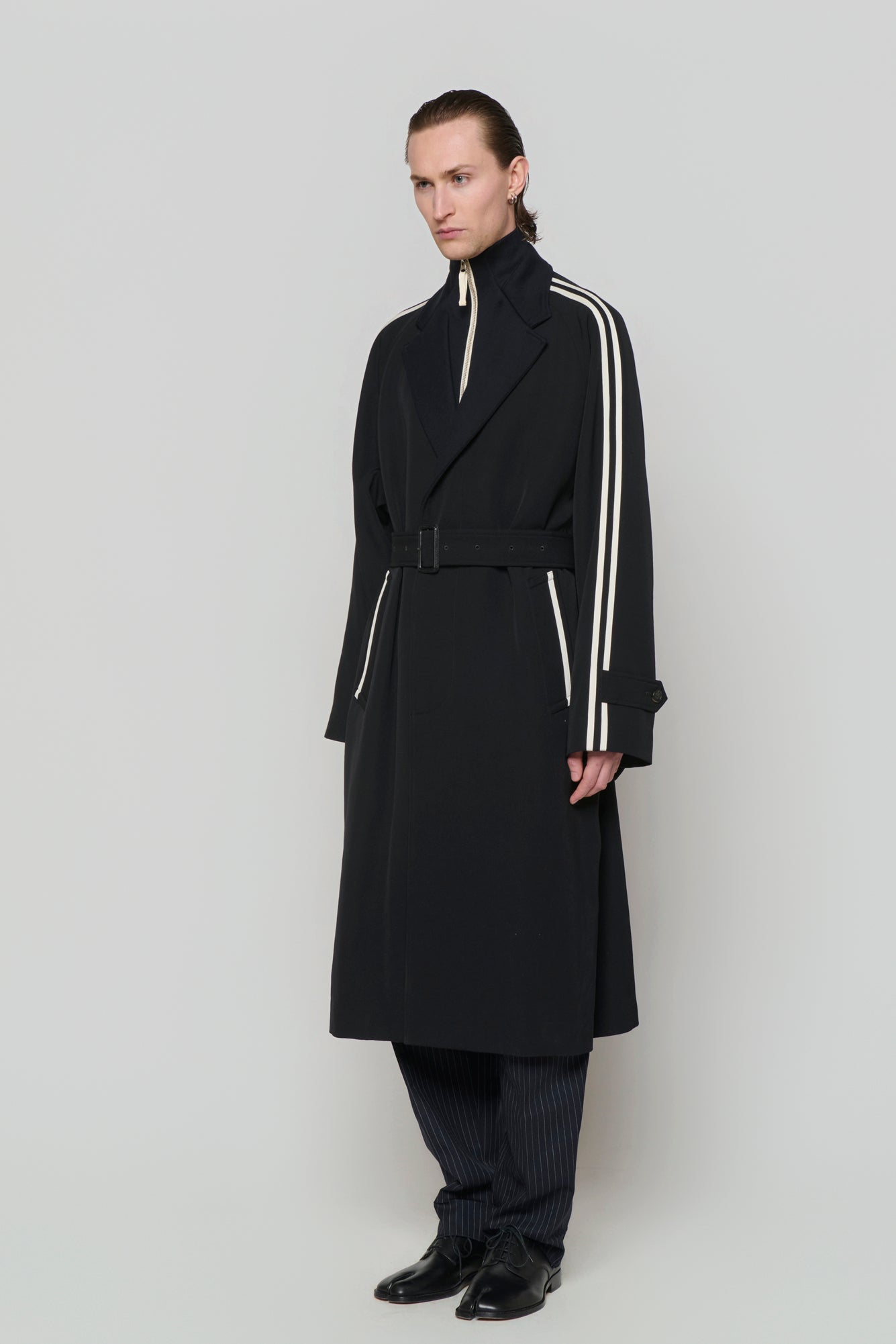 SINGLE-BREASTED RAGLAN OVERCOAT in wool gabardine with knitted collar